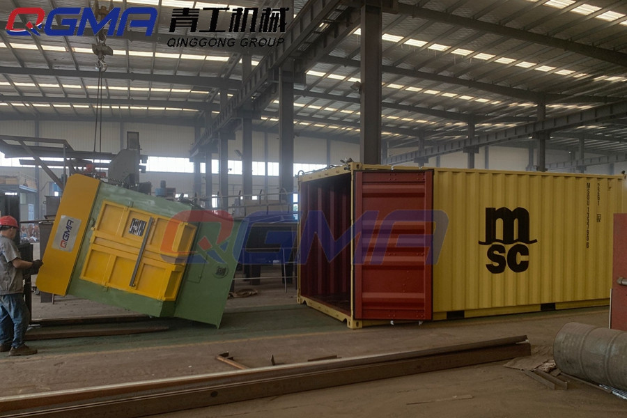 尊龙凯时人生就是搏机械为卡塔尔某企业生产的履带式抛丸机装车举行发货