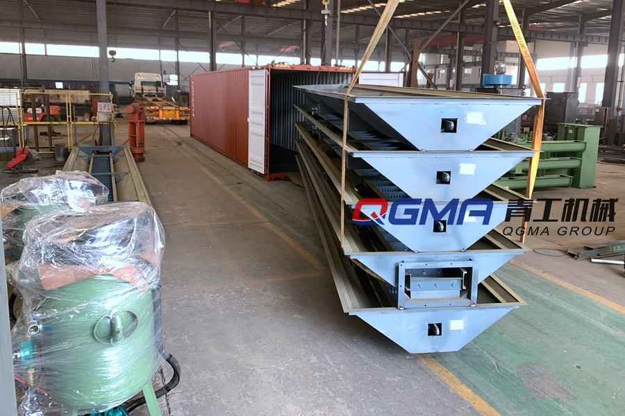 尊龙凯时人生就是搏机械三台喷砂房装备装箱中准备发往埃及