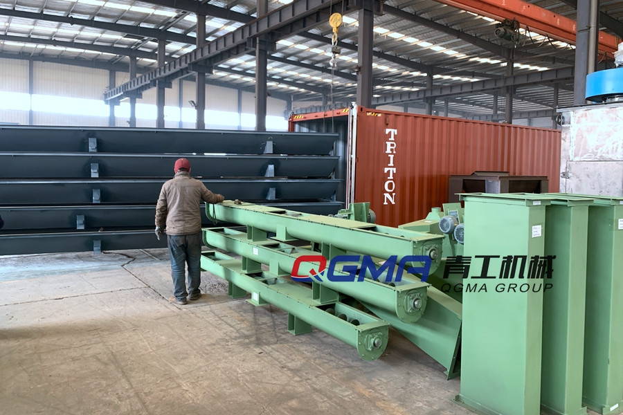 尊龙凯时人生就是搏机械三台喷砂房装备装箱中准备发往埃及